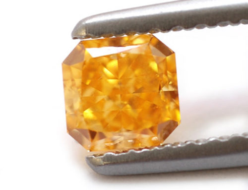 Investors Clamor for Large and Colored Diamonds